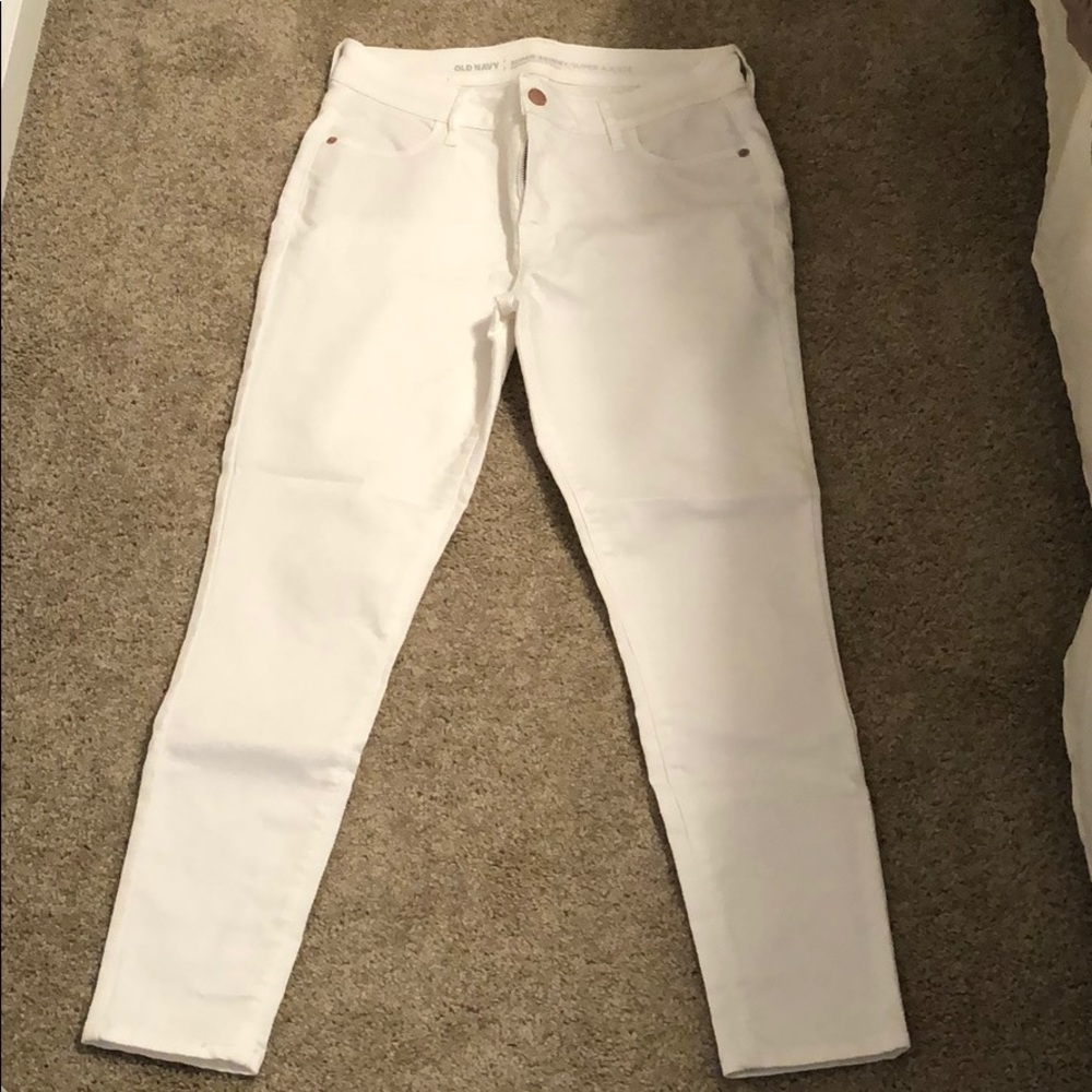 White mid-rise pants